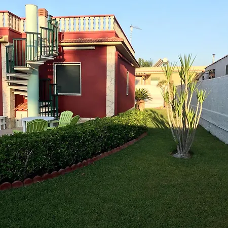Hébergement de vacances Red House Near The Sandy Beach, Parking & Wi-fi Avola